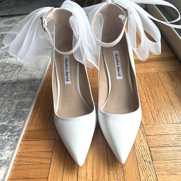 Charles David Tulle White Bridal Pump - Picture 4 of 6